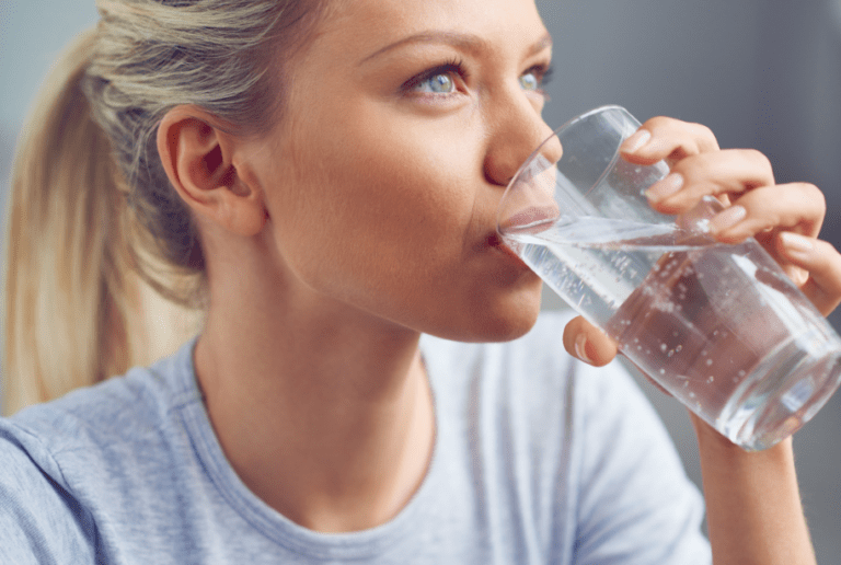 Femme qui boit un verre d'eau